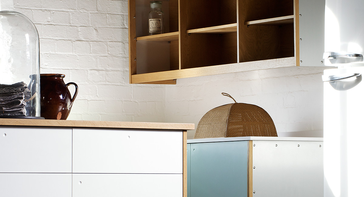 open-wall-cupboard-oak-air-kitchen