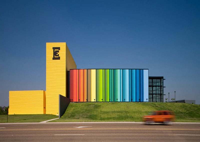 The-building-come-with-some-bright-color-on-the-wall