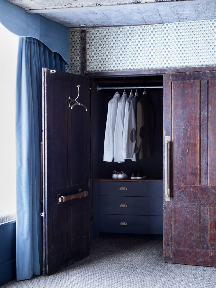 Mark-Lewis-Interior-Design-Hoxton-Square-bedroom-mans-fitted-closet-salvaged-wood-doors-Rory-Gardener-photo-14-733×977