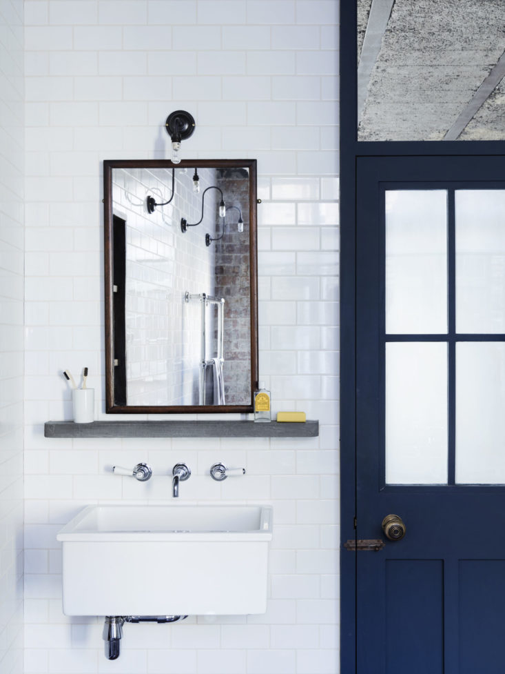 Mark-Lewis-Interior-Design-Hoxton-Square-loft-blue-and-white-bathroom-Rory-Gardener-photo-16-733×977