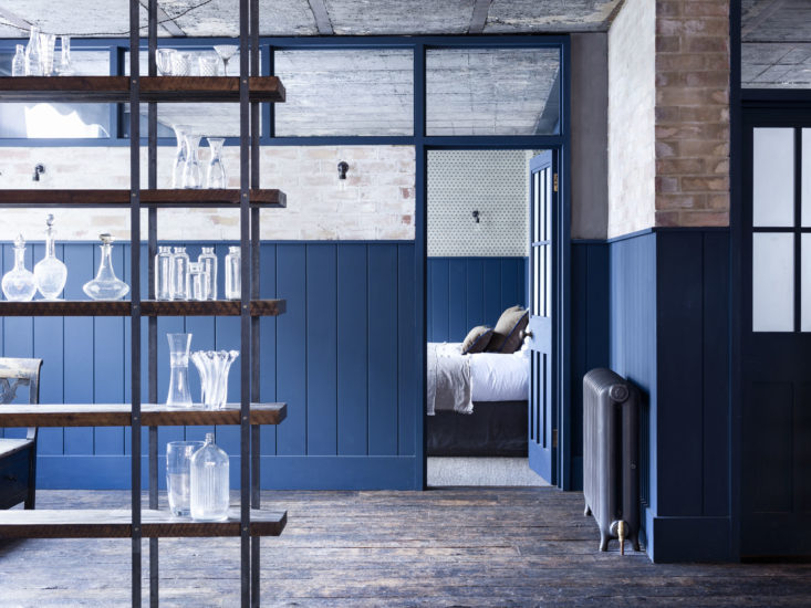 Mark-Lewis-Interior-Design-Hoxton-Square-loft-blue-and-white-bedroom-tongue-and-groove-paneling-Rory-Gardener-photo-11-733×550