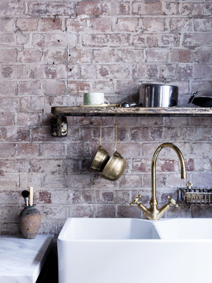 Mark-Lewis-Interior-Design-Hoxton-Square-loft-kitchen-old-brick-brass-faucet-Rory-Gardener-photo-4-733×977