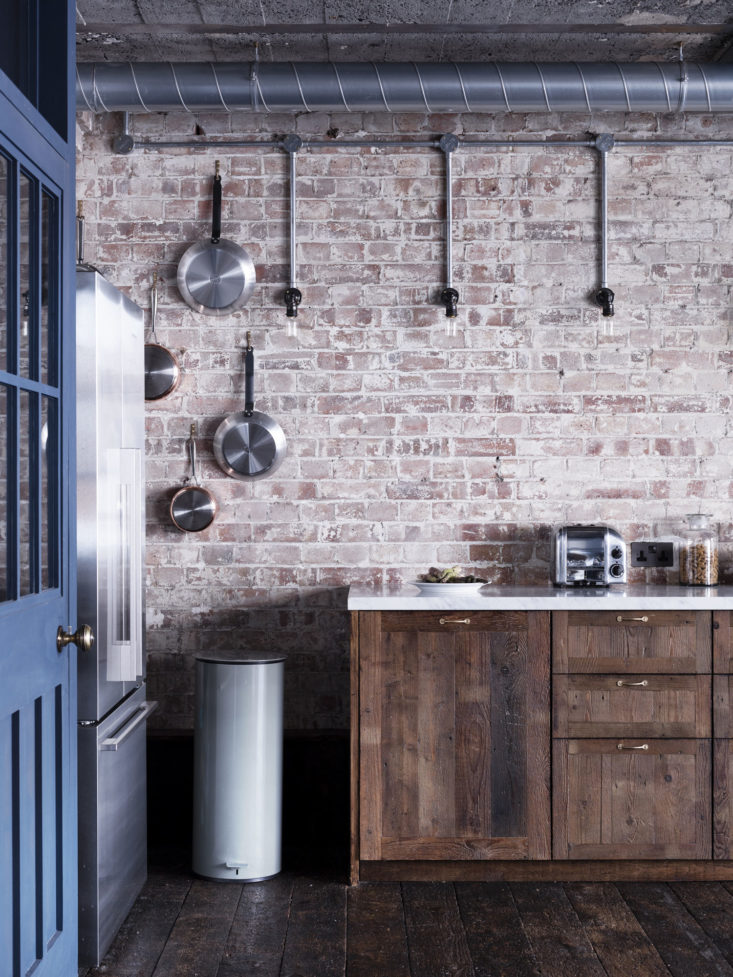Mark-Lewis-Interior-Design-Hoxton-Square-loft-kitchen-old-brick-reclaimed-wood-cabinets-Rory-Gardener-photo-6-733×977