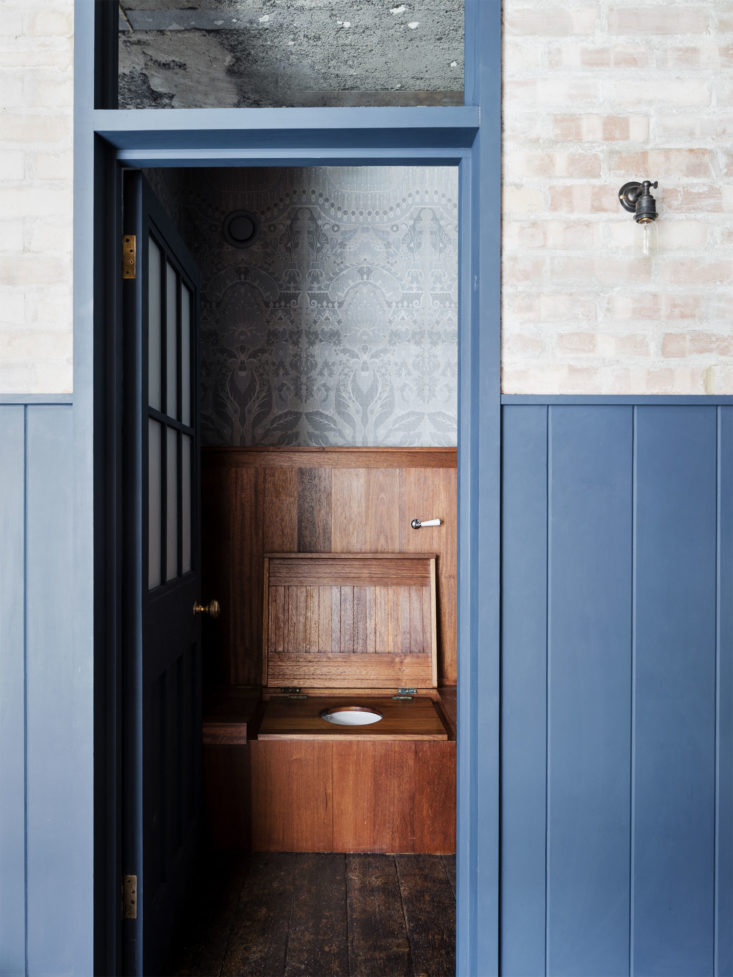Mark-Lewis-Interior-Design-Hoxton-Square-loft-mahogany-throne-toilet-Rory-Gardener-photo-16-733×977