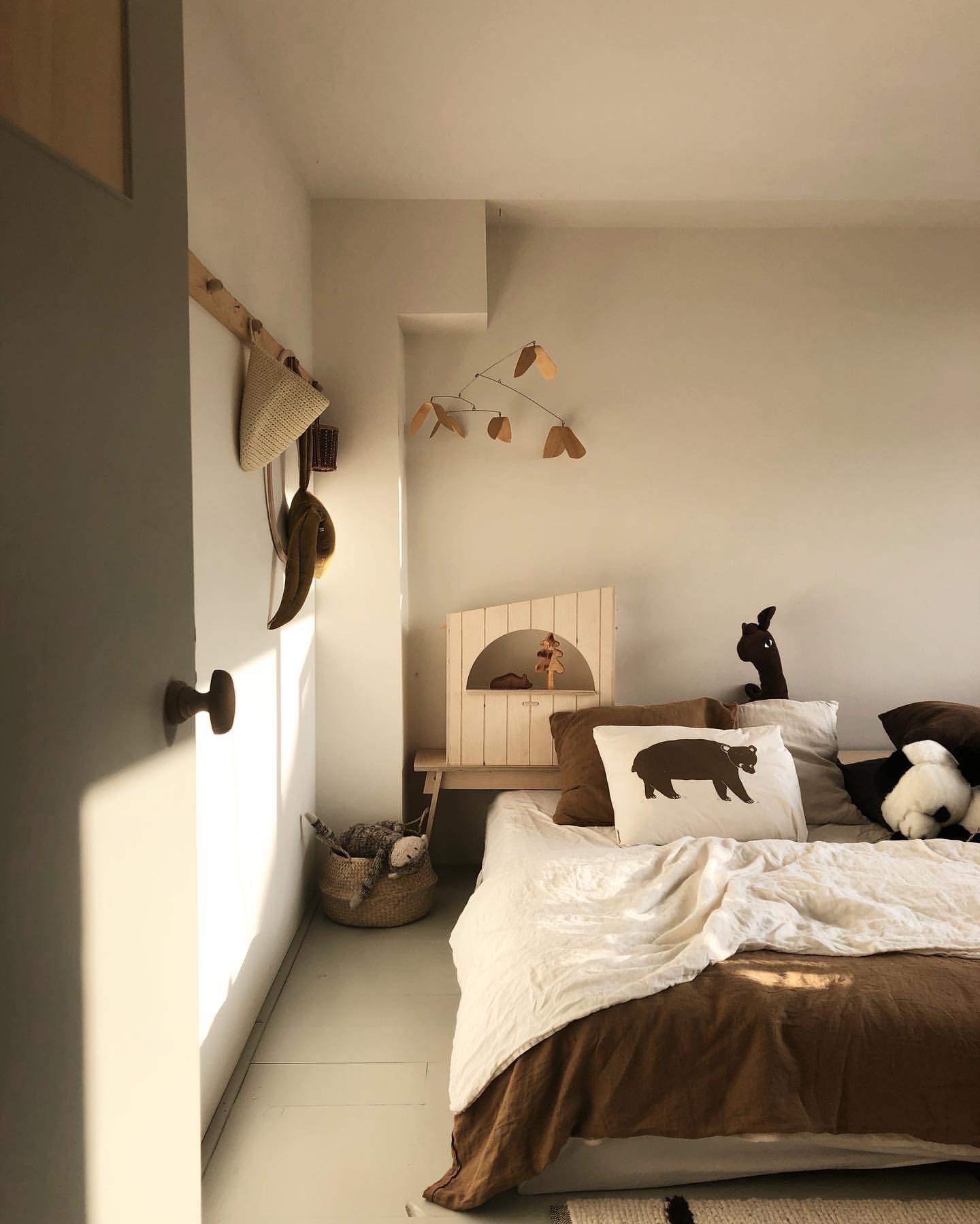 Habitación invitados casa Holanda muebles de madera