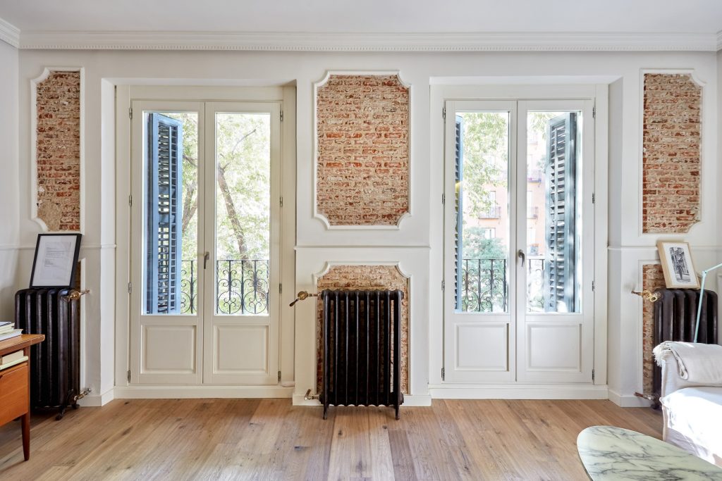 ¿Por qué no poner una librería en tu cuarto de baño?