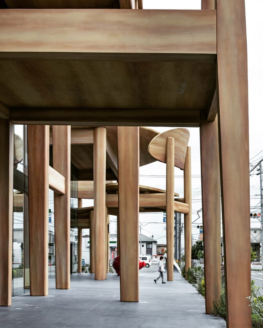 nikken-sekkei-sweet-company-headquarters-oversized-table-chairs-japan_dezeen_2364_col_7-852×1065-1